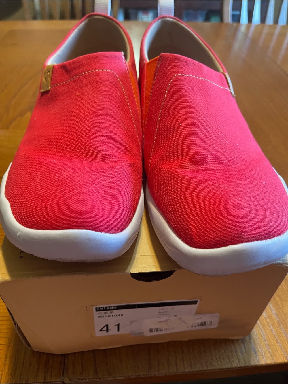 UIN Red Slip-On Canvas Sneakers with White Sole